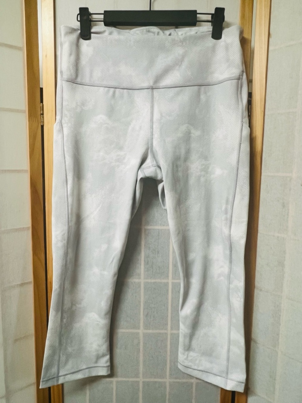 ATHLETA Ultimate Stash‎ Pocket Capri Leggings Gray Print Size L Athletic Yoga